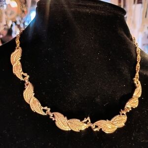 Elegant Gold Leaf Necklace